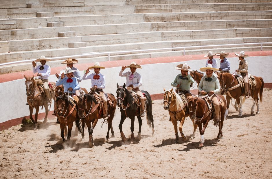 Troupe de cavaliers en tenue lors d'une chorégraphie de spectacle équestre